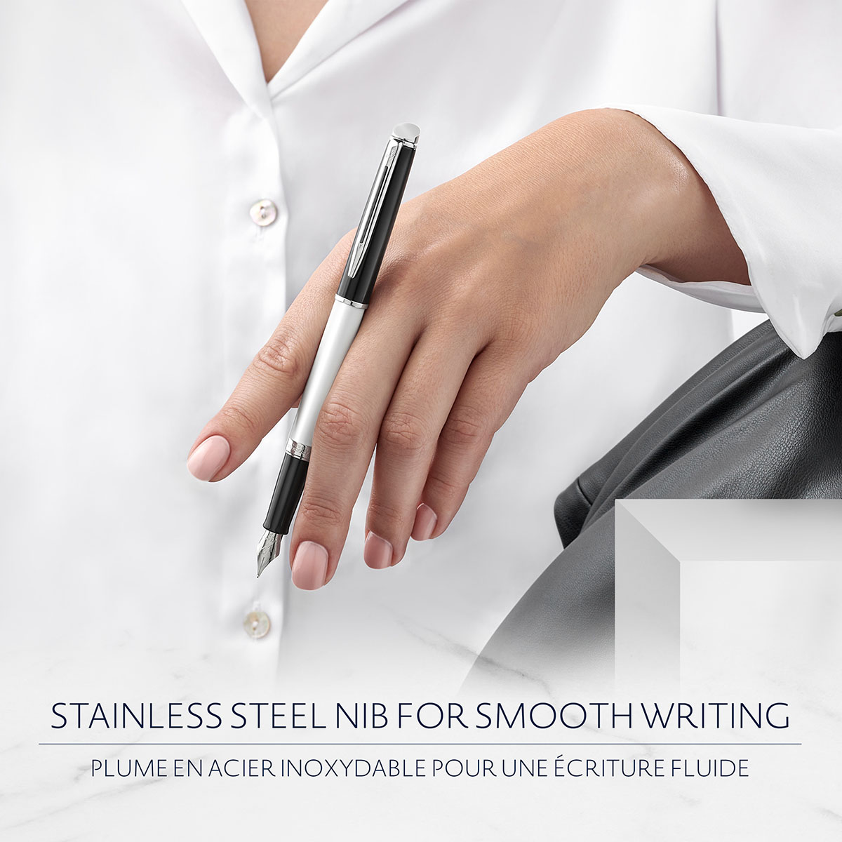 Pióro wieczne Waterman Hémisphère Color-Black White CT w dłoni – stalówka ze stali nierdzewnej do płynnego pisania.